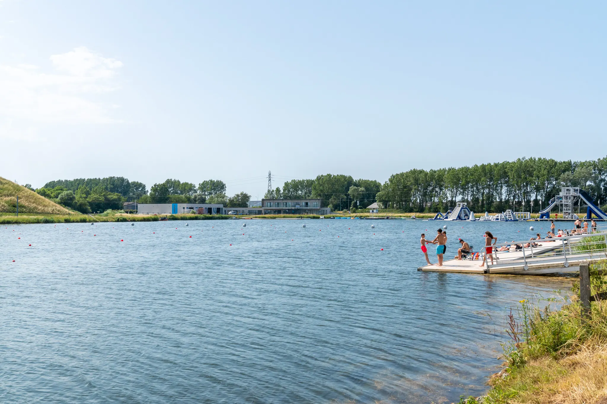 Un équipage d'aviron sur le bassin de l'Aa, devant l'hôtel