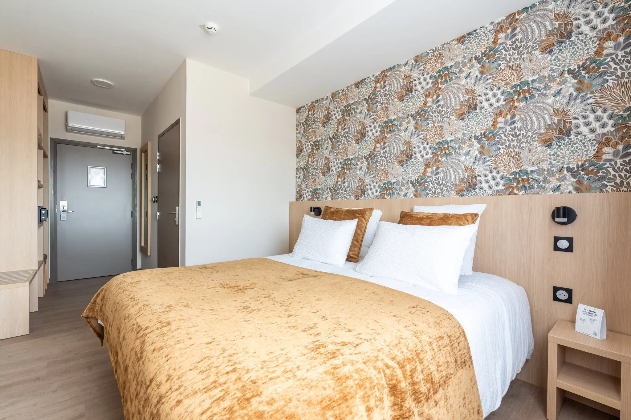 Chambre ambiance florale, vue d’ensemble