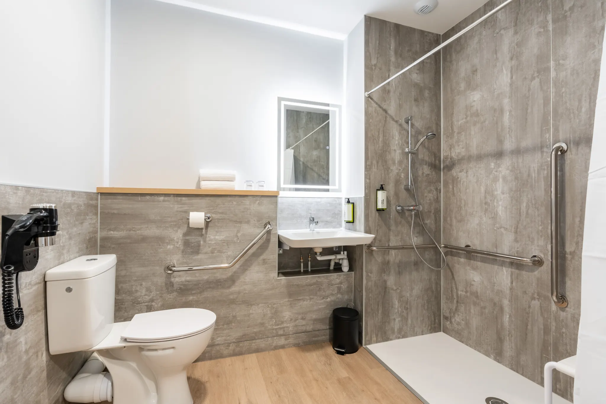La salle de bains d’une chambre accessible
