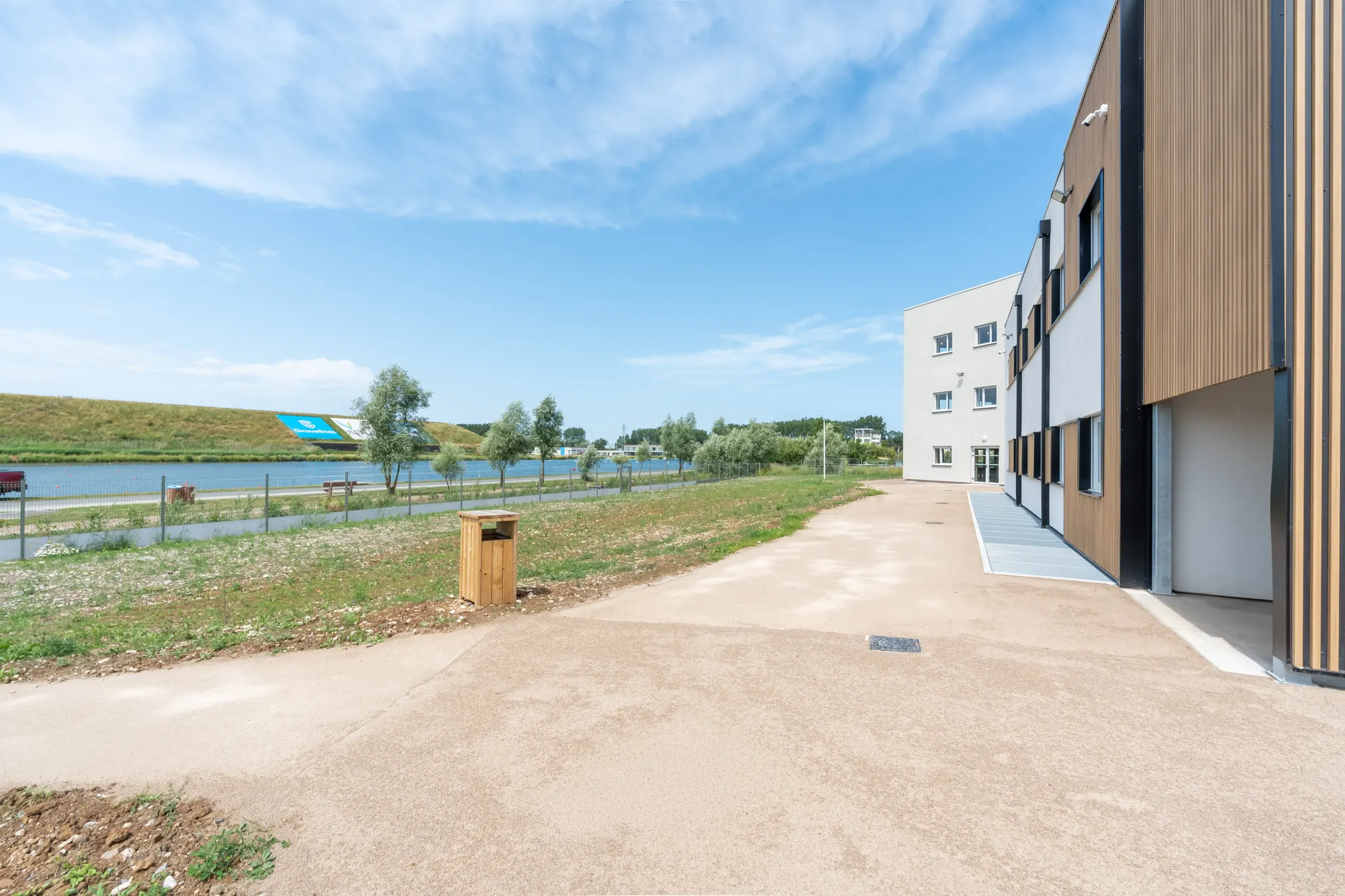 La façade de l'hôtel et le bassin de l'Aa