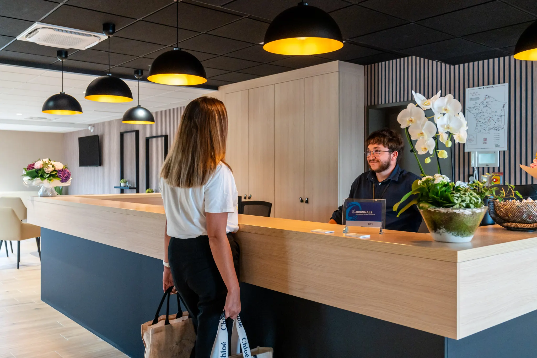 L'accueil d'un client à la réception