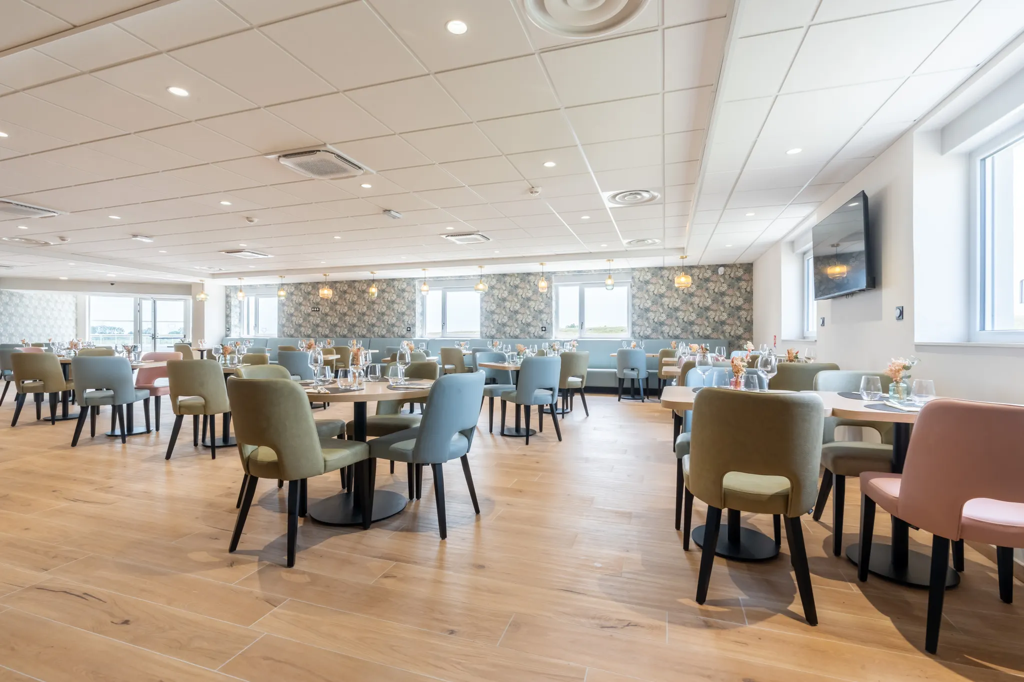Les tables dressées du restaurant