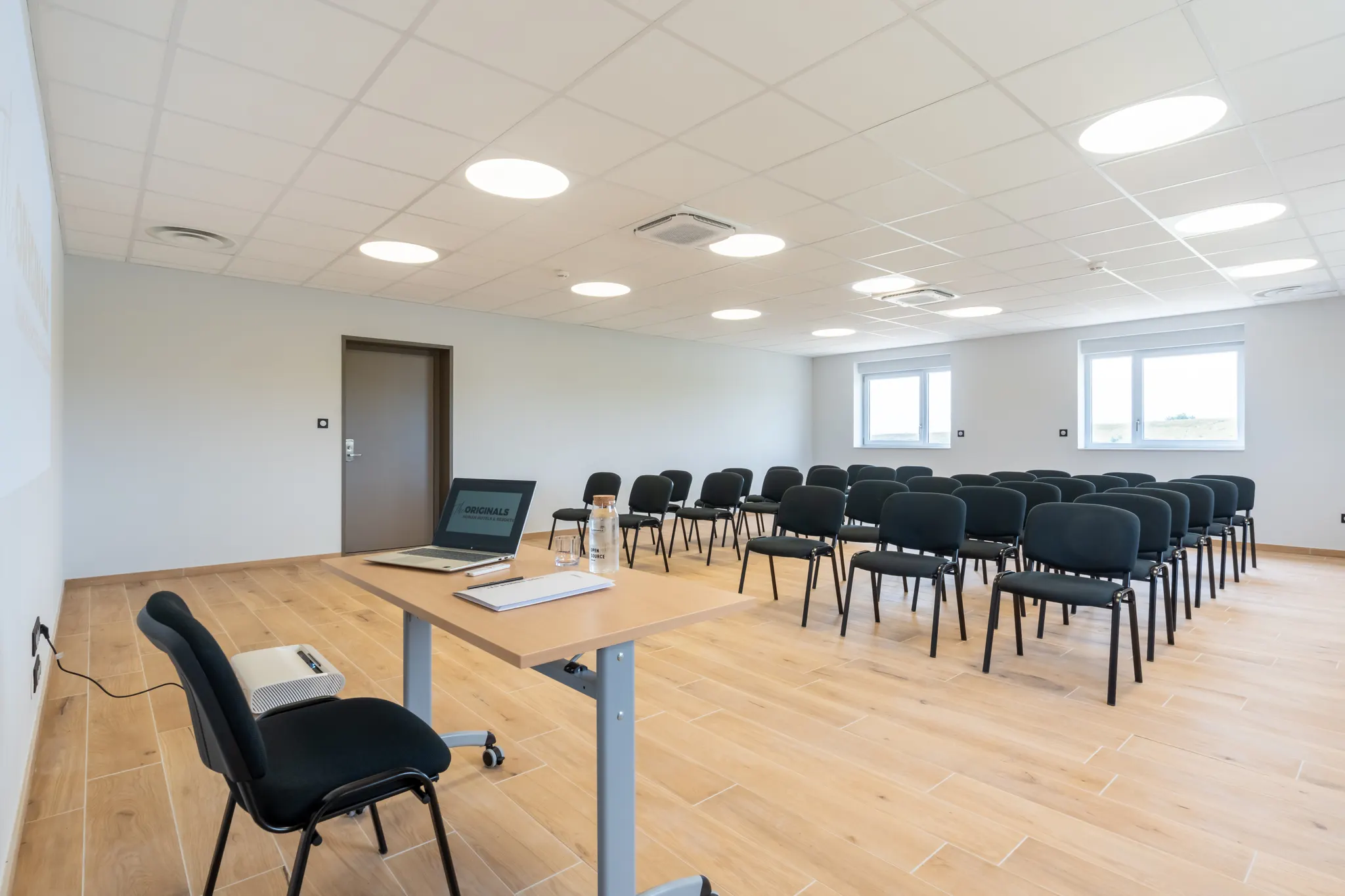 La salle de séminaire en disposition théâtre