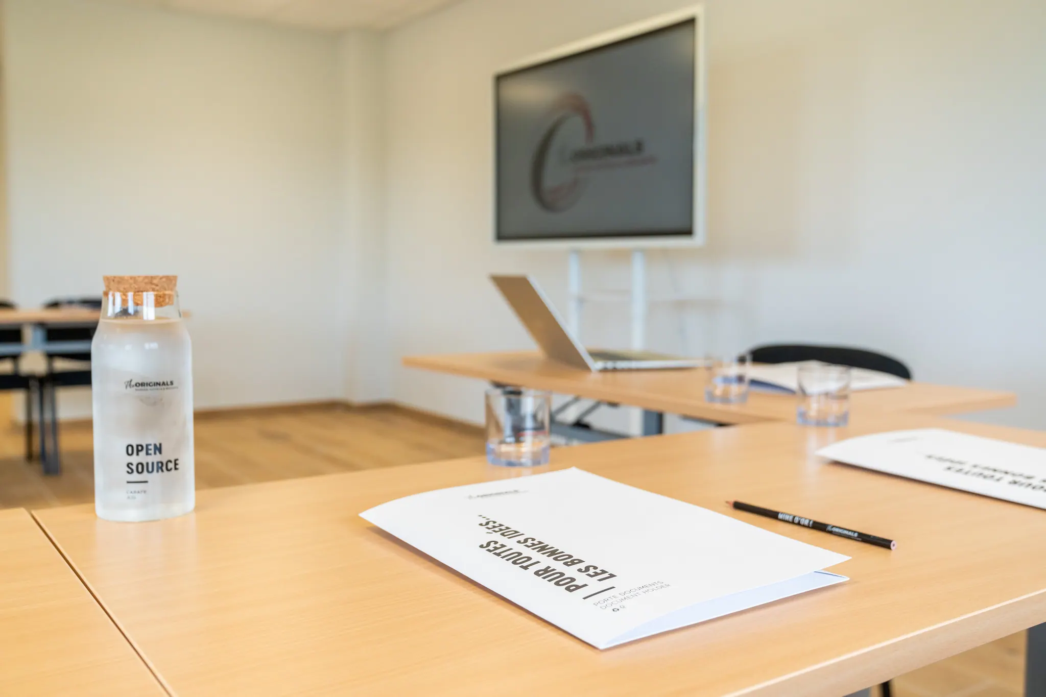 Porte-documents, carafe et verres sur la table